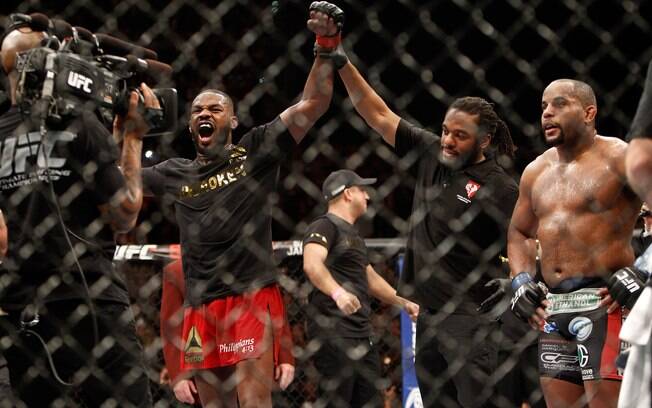 Jon Jones vence Cormier e mantém o cinturão dos meio-pesados no UFC. Foto: Steve Marcus/Getty Images
