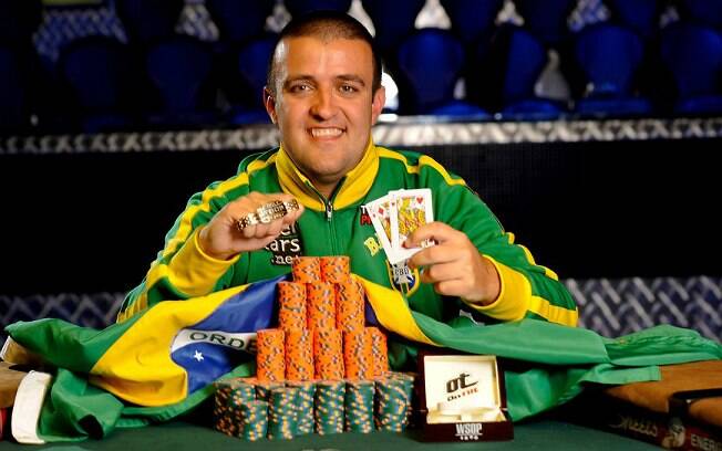 André Akkari após conquistar o bracelete de ouro da WSOP