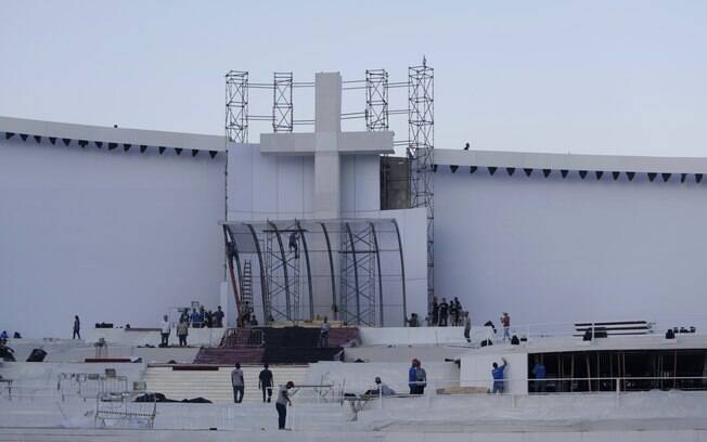 Trabalhadores montam o palco que receberá o papa Francisco na praia de Copacabana, no Rio