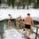 Nesta imagem, homens se preparam para um mergulho em meio à neve após sessão de sauna na Finlândia. Tessa Bunney recebeu menção honrosa na categoria culturas e tradições. Foto: Tessa Bunney / www.tpoty.com