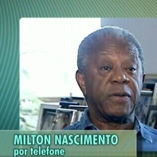 Milton Gonçalves fala ao telefone mas legenda identifica Milton Nascimento