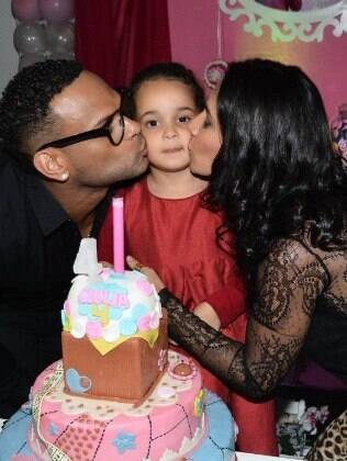 Scheila Carvalho e Tony Salles comemoram aniversário de quatro anos da filha Giulia