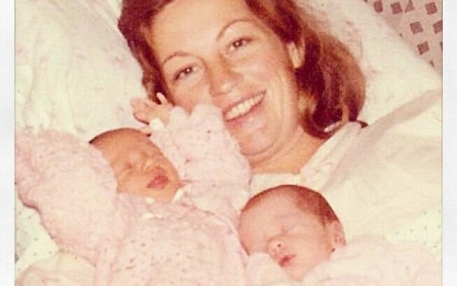 Gisele Bündchen mostra foto de quando era bebê no colo da mãe ao lado da irmã gêmea. Imagem foi para homenagear a mãe de Gisele no dia de seu aniversário