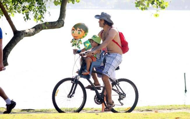 Eriberto Leão passeia de bicicleta com o filho pela Lagoa Rodrigo de Freitas, no Rio
