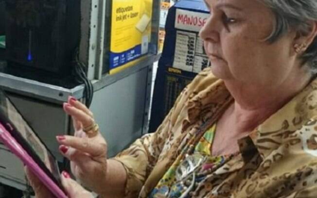 Maria da Graça Tostes comprou seu primeiro smartphone há três meses