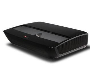 LG lança TV de projeção à laser, composta de projetor (foto) e tela de 100 polegadas, com conexão de internet