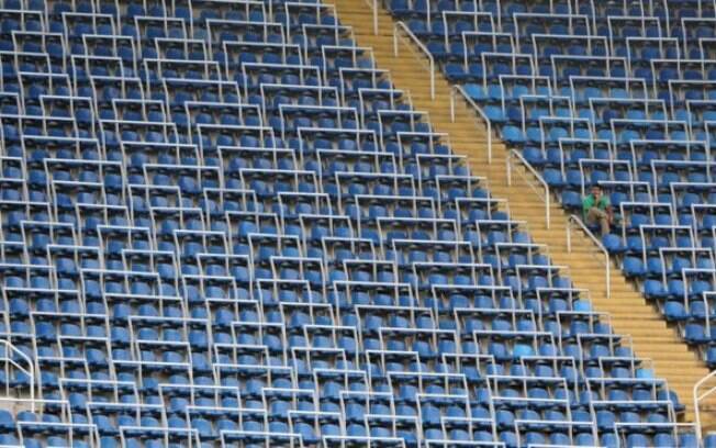 Onde está Wally? Espectador solitário em partida de futebol feminino entre Suécia e África do Sul fica difícil de ver entre lugares vazios