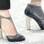 As ankle boots da Chanel: Karl Lagerfeld caprichou na botinha da vez. Vazada e com os saltos trabalhados como um cristal bruto, o modelo é um charme. Foto: Getty Images