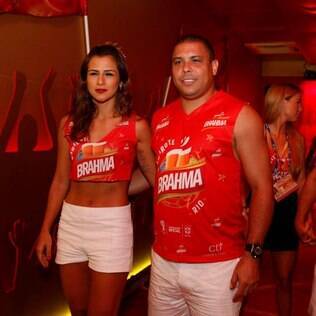 Ronaldo curte o carnaval com a noiva no Rio