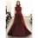Sob o tule cor de vinho, é possível ver que o corte do vestido é sereia. De Vera Wang. Foto: Getty Images