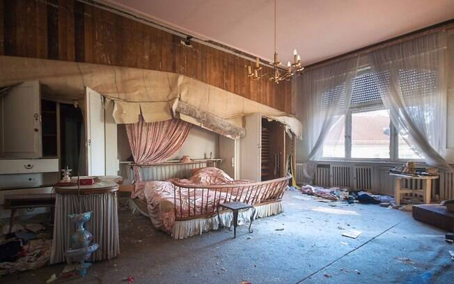 Quarto de residência de luxo abandonada