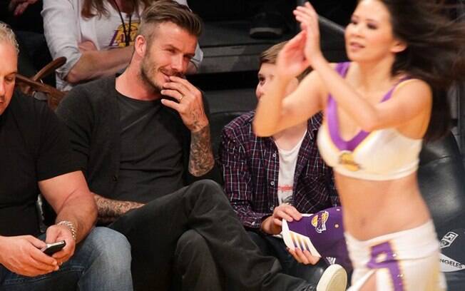 David Beckham não resiste a uma líder de torcida...