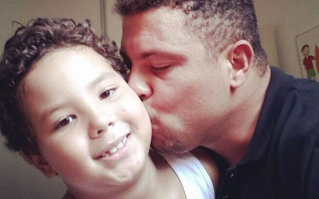 Ronaldo publicou no Instagram nesta quinta-feira (4) uma foto em que aparece beijando o filho, Alex. "Olha que príncipe", escreveu o ex-jogador na legenda da imagem