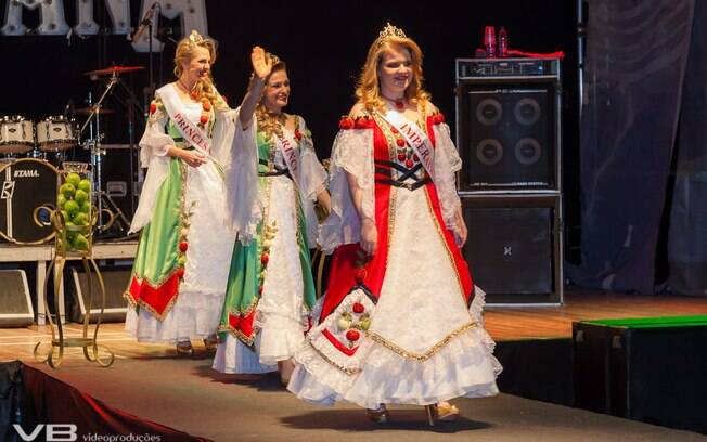 Trajes tradicionais na noite do concurso de beleza que elegeu a Imperatriz e as princesas da maça. Foto: Divulgação