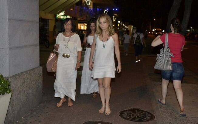 Claudia Abreu vestiu-se toda de branco na homenagem ao ator