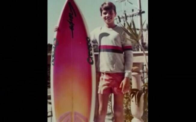 Rodrigo gostava de surfar desde a adolescência, de acordo com a mãe dele, Clarisse . Foto: Reprodução/Youtube