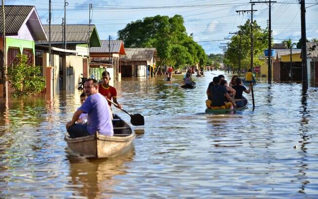 Canoa pelas águas da cidade que segue passa sábado e domingo (1º) sob a água. Foto: Asscom Prefeitura de Tarauacá