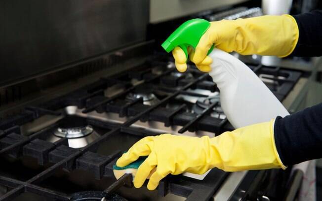 Remover respingos de óleo e redíduos sólidos assim que o fogão esfria facilita a limpeza posterior. Não espere a faxina semanal. Foto: Thinkstock Photos