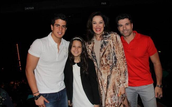 Claudia Raia vai com os filhos Enzo e Sofia, e o namorado Jarbas Homem de Mello ao musical 