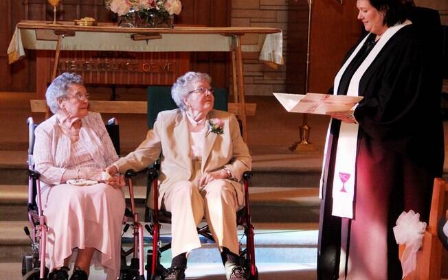 As norte-americanas Vivian Boyack (esq.), de 91 anos, e Alice Dubes (centro), de 90 anos, se casaram em Iowa, nos Estados Unidos, após 72 anos juntas