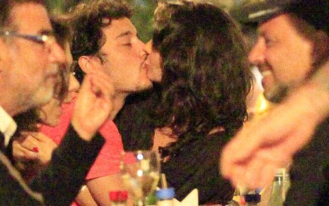 Helena Ranaldi foi fotografada aos beijos com o namorado, Allan Souza Lima, na noite dessa quarta (23)