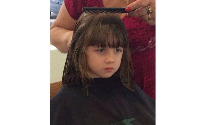 A mãe, Mariana, registrou o momento de cortar os cabelos da filha. Foto: Arquivo pessoal