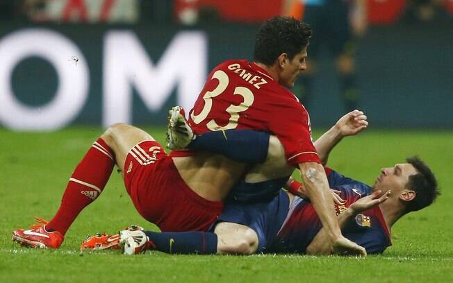 Mario Gomez tromba com Lionel Messi na vitória do Bayern sobre o Barcelona