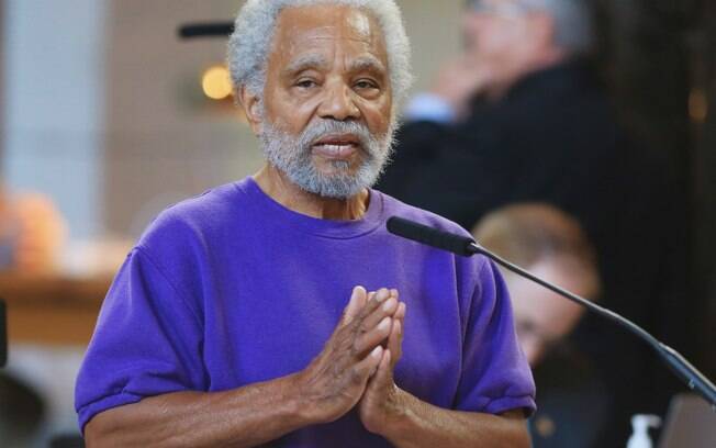 Senador estadual Ernie Chambers durante discurso contra a pena de morte em Nebraska, EUA (27/05)