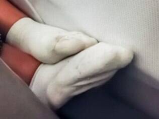 Antes de tirar os sapatos no avião, tenha certeza de que não está com chulé