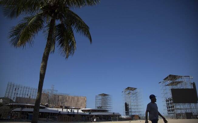 Preparação na praia de Copacabana, no Rio de Janeiro, para a visita do papa durante a Jornada Mundial da Juventude.