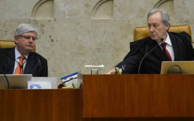 Janot, ao lado de Lewandowski, acusa Cunha de ter pressionado pelo pagamento de propina