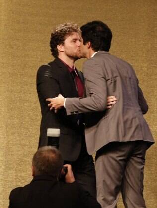 Thiago Fragoso e Mateus Solano se beijaram no palco
