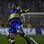 Riquelme protege bola no alto contra o lateral Alessandro. Foto: AFP