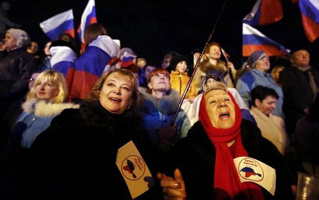 Multidões na Crimeia celebram aprovação em referendo de anexação pela Rússia
