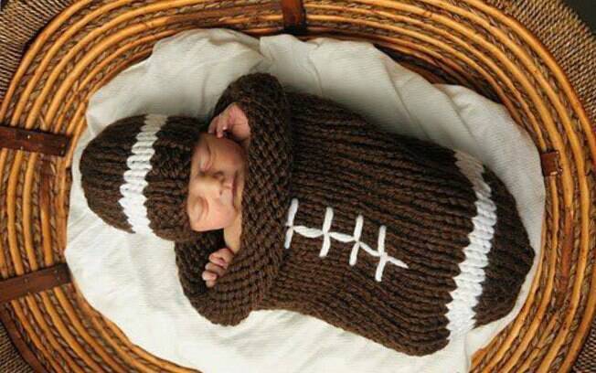 Com ajuda da touquinha, o bebê parece estar em uma bola de futebol americano. Foto: Pinterest/Courtney May