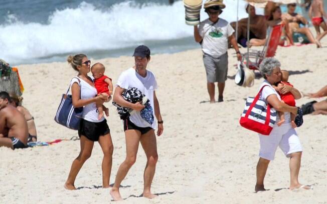 Marcelo Serrado encontra a família após caminhada na praia