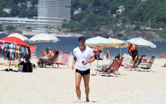 Marcelo Serrado faz caminhada na praia