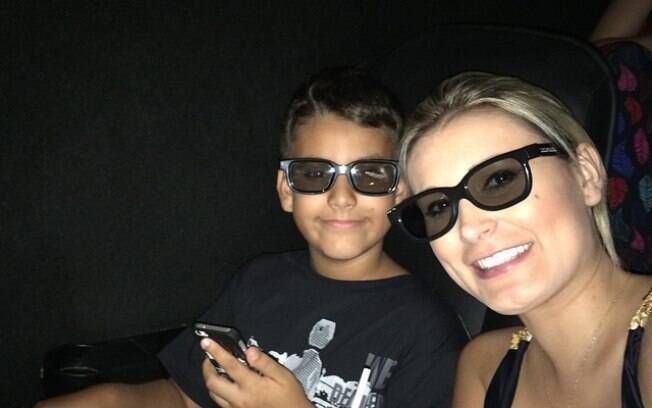 Andressa Urach passa o carnaval ao lado do filho Arthur