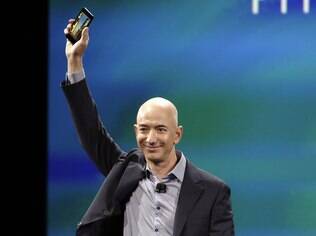 Jeff Bezos, CEO da Amazon, mostra o Fire Phone em evento