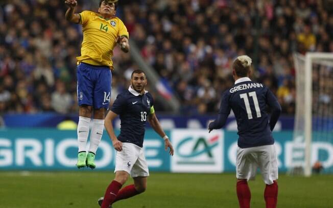 Thiago Silva se antecipa ao ataque francês e tira de cabeça pela seleção brasileira. Foto: Bruno Domingos/Mowa Press