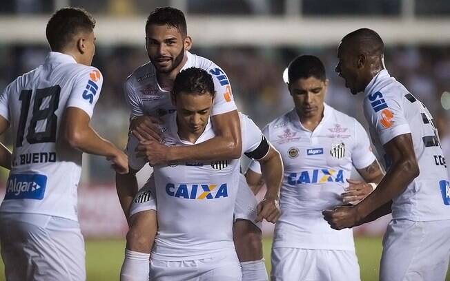 Copete (último da esquerda) comemora com seus companheiros o segundo gol do Santos sobre o Vitória