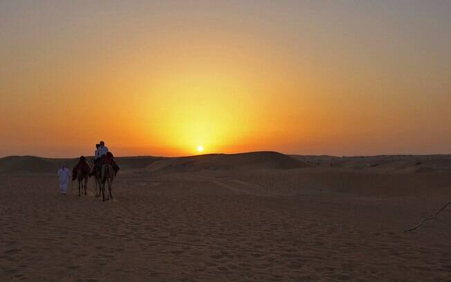 O pôr do sol no deserto de Dubai é de tirar o fôlego