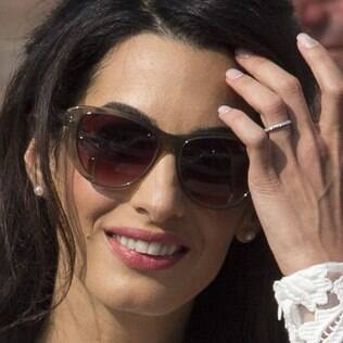 Amal Alamuddin e sua aliança de casamneto