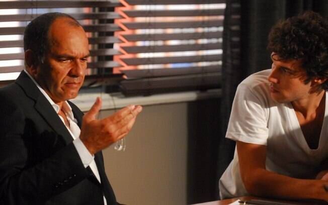 O pai (Humberto Martins) e o espírito de seu filho Daniel (Jayme Matarazzo) em