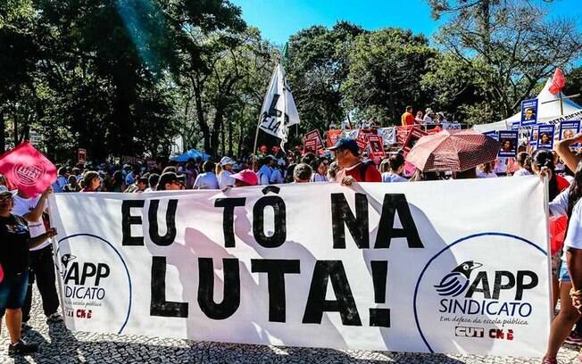 Professores da rede estaudal do Paraná estão em greve desde o dia 7 de fevereiro