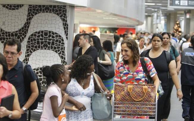 Camila Pitanga foi abordada por uma fã mirim enquanto circulava pelo aeroporto Tom Jobim, no Rio de Janeiro
