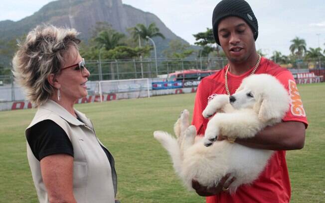 Ronaldinho Gaucho ganhou seu cachorro de presente de aniversário de Ana Maria Braga