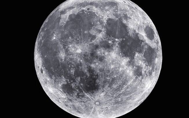 Segunda lua cheia do mês é chamada de Lua Azul, mas cor do satélite não muda realmente