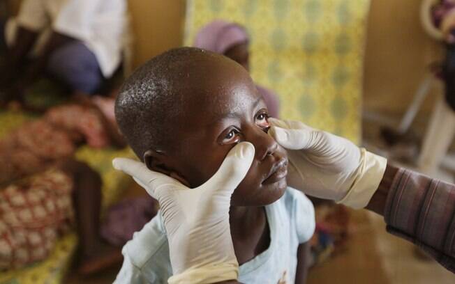 Médico examina criança resgatada por soldados após ter sido levada por extremistas do Boko Haram em um campo de refugiados em Yola, Nigéria (3/05)