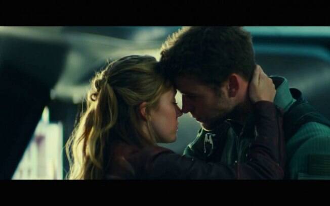 Tem romance sim! Liam e Maika em momento